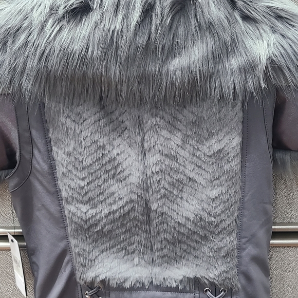 NWT, Women's Guess fur vest, grey, size XS, front zipper - Picture 4 of 4